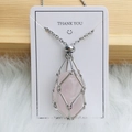 Collier cage argenté avec cristal ovale rose facetté sur une carte cadeau blanche élégante - Argent - Quartz Rose