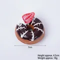 Modello di ciambella PU al cioccolato 7cm con glassa bianca e consistenza realistica - Marrone-Fragola