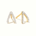 Makro-Detail von V-förmigen Goldohrringen mit Zirkonia-Pflasterung und Steckerverschluss - V-Form-Pavé-Stil / Gold