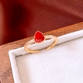 Detalle macro de anillo de calabaza roja con baño de oro 18k y pequeños cristales - Estilo Calabaza Roja (WR620)