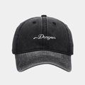 Detailaufnahme der Dragon-Stickerei auf einer gewaschenen Denim-Baseballkappe in Grau - Verstellbar / Schwarz