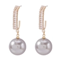Orecchini dorati in zircone con grande pendente di perla grigia su sfondo bianco - Grigio