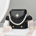 Bolso bandolera negro tejido con cadena de perlas y correa ancha en un soporte blanco - Negro