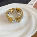 Dettaglio delle maglie a cuore oro e argento con incisione Love sul bracciale - Stile Inciso con Lettera Love / Cuori Oro-Argento