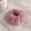 Flauschiger hellrosa Kunstpelz-Haargummi mit weicher Plüschstruktur für elegantes Styling - Altrosa