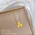 Dettaglio del ciondolo a trifoglio dorato con misure 1.3x1.2cm e catena 40+5cm - Oro