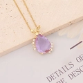 Gros plan du collier ange doré avec une pierre violette en goutte et des diamants - 4# Violet