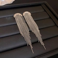 Boucles d'oreilles pampilles argentées avec chaînes à billes sur plateau noir - Frange Dynamique à Chaîne Perlée Argentée