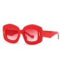 Gafas de sol rojas poligonales con detalles dorados y lentes de gradiente retro - C2 Marco Rojo Pieza Roja