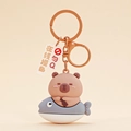 Porte-clés Capybara et poisson mignon en silicone avec des étiquettes décoratives - Capybara Chevauchant un Poisson / Paresseux (Brun)