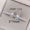 Vue macro de boucles d'oreilles en zircon goutte avec poids 1,2g et taille 5x7mm - Goutte d'eau 7MM Platine