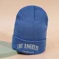 Vue détaillée de la broderie Los Angeles sur un bonnet en maille côtelée bleu marine - Taille unique / Bleu Denim