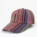 Detalle macro de la textura tejida bohemia y el patrón tribal en la gorra de béisbol - Ajustable / Estilo B