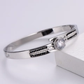 Dettaglio del bracciale rigido argento con pavé di zirconi bianchi e neri e grande pietra tonda - Argento (Acciaio)
