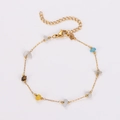 Dettaglio di bracciale bohémien dorato con pietre colorate e chiusura a moschettone - Bracciale