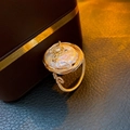 Dettaglio anello con perla barocca, filo d'oro avvolto e piccolo motivo a stella - Stile Avvolto in Filo di Perle d'Acqua Dolce Barocche