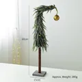 Mini sapin de Noël enneigé de 60cm avec sommet courbé et boule de décoration mate - Sapin Courbé de 60CM Avec Boule Dorée