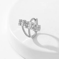 Dettaglio dell'anello incrociato argento con tre zirconi taglio smeraldo e pavé - Stile 2 / Argento