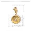 Detail eines goldenen Edelstahl-Sonnenblumenanhängers mit Strasssteinen und Maßen - Sonnenblume mit Strass (YF058x3)