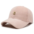 Gorra de béisbol rosa con textura de espiga y logotipo R de metal dorado, vista lateral - Ajustable / Rosa