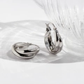 Polierte silberne zweischichtige Creolen im minimalistischen Metallic-Stil für Damen - Silber