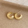 Orecchini a C dorati con trama intrecciata e perni in argento S925 su un vassoio vintage - Piccolo / Oro