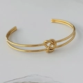 Vue détaillée du bracelet noué en acier inoxydable doré avec une finition métal polie - Nœud Double Couche Doré (A1138)