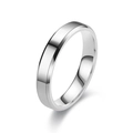 Nahaufnahme eines silbernen Titanstahlrings mit abgeschrägten Kanten und Politur. - US 6 / 4mm / Silber