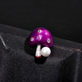 Spilla a fungo viola elegante con strass scintillanti e una perla d'acqua dolce bianca - Fungo Viola-Perla Bianca / [caratteristiche Del Prodotto] Questa Spilla A Forma Di Fungo Viola È Realizzata Principalmente In Metallo O Resina Viola Con Finitura Lucida. Tre Piccoli Strass Rotondi Sono Incastonati Sul Cappello Del Fungo E Una Perla Bianca Collega La Base Del Gambo. Il Design Complessivo È Raffinato Ed Elegante. [presentazione Visiva] Grazie All'utilizzo Di Tecniche Di Macrofotografia Il Soggetto Del Prodotto È Nitidamente A Fuoco Mostrando Dettagli Chiari. Lo Sfondo Scuro E Materico Crea Effetti Di Luce Naturali Evocando Un Senso Di Raffinatezza E Mistero. La Qualità Dell'immagine È [alta] Nitida Definita E Con Un'esposizione Corretta. L'impatto Estetico È [alto] Con Una Composizione Professionale E Un'illuminazione Naturale. [contenuto Testuale] Nessun Testo Visibile. [conclusione Della Recensione] L'immagine È Una Chiara Immagine Di Presentazione Del Prodotto Non Contiene Contenuti Illegali O Interferenze Testuali E Può Essere Utilizzata Direttamente. [tag Logistici] Nessuno. [rischio Di Violazione] Nessuno. [parametri Del Prodotto] Nessuno.