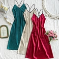 Camisón de satén de seda en champán, burdeos y verde esmeralda con elegante escote en V - S / Rojo + Champán + Verde