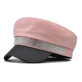 Détail d'une casquette militaire rose en coton avec sangle en strass et visière noire - Rose à Strass