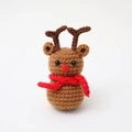 Handgemachte Häkel-Rentierpuppe süßes Strick-Weihnachtsornament mit rotem Schal Tischdeko. - Braunes Weihnachtsrentier