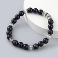 Perlenarmband aus blauem Sandstein mit Kristall und Silberteilen auf weißem Sockel - Blauer Sandstein Stil (ML-X00001)