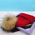 Rote Strickmütze mit großem flauschigem Pelzbommel oben, gemütliche Wintermütze - Einheitsgröße / Roter Hut Mit Waschbärpelz Bommel