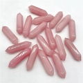 Polierte rosa Naturquarz-Sechskantkristallsäulen-Anhänger auf weißem Hintergrund - Rosa Jade