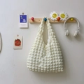 Borsa a spalla color crema con trama popcorn e tessuto plissettato su appendino in legno - Giallo chiaro