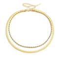 Detalle del collar doble dorado con cadena plana de espiga y cadena de cuerda retorcida - Dorado