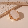 Nahaufnahme von Naturstein-Ring mit goldener flüssiger Metalltextur am Band - Goldener Ring / Gold