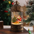 Detalle macro de farol navideño de bronce retro con Papá Noel y purpurina dorada - Papá Noel con bolsa de regalos