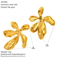 Detailansicht vergoldeter Edelstahl-Ohrringe in Blumenform mit Maßangaben und Details - Abstrakter Blumenstil (SE430G) / Gold