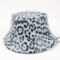 Dettaglio cappello alla pescatora celeste leopardato con texture in pelle PU lucida - Blu