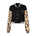 Detalle de chaqueta tipo béisbol corta con mangas de camuflaje y estampados de estrellas - S / Negro/Camuflaje