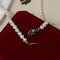 Collana di perle naturali d'acqua dolce 5-6mm con chiusura in argento S925 su velluto - Stile Fibbia Yuanbao