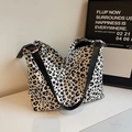 Sac fourre-tout en toile à motif léopard noir et blanc avec large bandoulière noire - Blanc Cassé