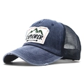 Dettaglio cappellino Explorer in stile vintage con toppa ricamata e rete nera posteriore - Blu navy