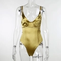 Dettaglio ravvicinato del body in raso dorato con spalline sottili e trama di seta - XS / Oro