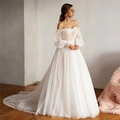 Elegante abito da sposa bianco a spalle scoperte con maniche a sbuffo e rete a pois - S / Avorio