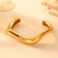 Brazalete abierto de acero inoxidable dorado con diseño de ondas y acabado de espejo - Dorado
