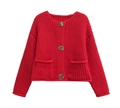 Nahaufnahme der roten grob gestrickten Strickjacke mit Knöpfen und zwei Fronttaschen - S / Rot