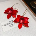 Pendientes vintage de resina roja con ganchos dorados sobre fondo beige texturizado - Poste de pendiente de plata - Rojo